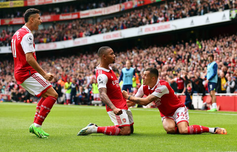 Các cầu thủ Arsenal ăn mừng chiến thắng sau khi đánh bại Tottenham để vững vàng trên ngôi đầu BXH
