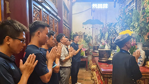 ĐT U17 Việt Nam dâng hương tưởng niệm các Vua Hùng trước giải châu Á