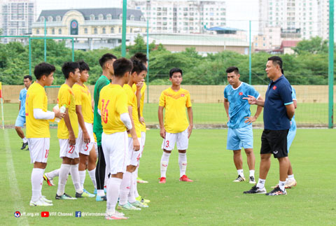 HLV Nguyễn Quốc Tuấn dặn dò các học trò trước thềm vòng bảng