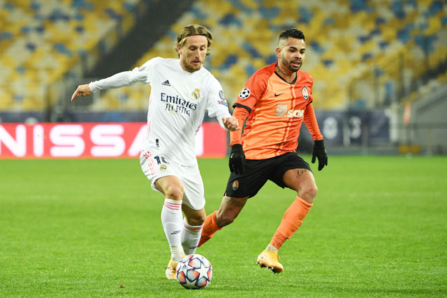 Sự trở lại của tiền vệ Luka Modric (áo sáng) sẽ giúp Real khống chế tuyến giữa và đánh bại đội khách Shakhtar