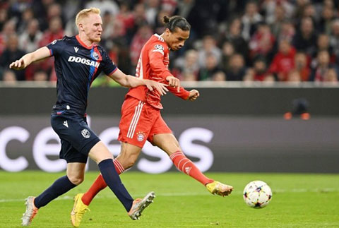 Leroy Sane (phải) đã lập cú đúp trong trận Bayern đại thắng trước Viktoria Plzen ở Champions League