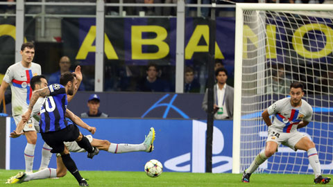 Tiền vệ Calhanoglu của Inter tung cú sút  ghi bàn đánh bại Barca