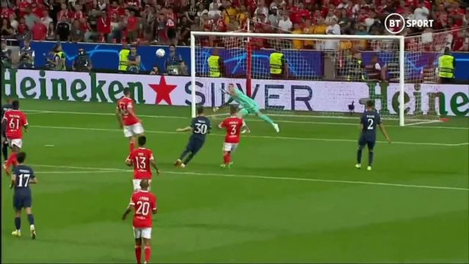 Messi vừa ghi bàn thắng tuyệt đẹp vào lưới Benfica