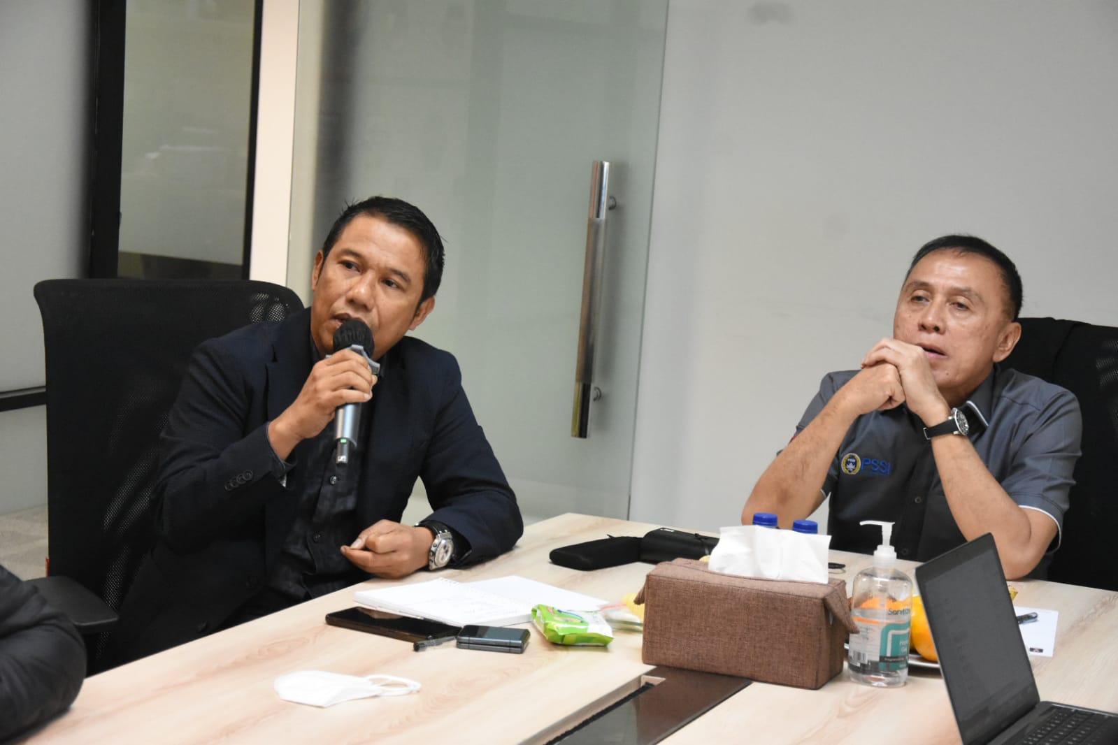 Lãnh đạo Liên đoàn bóng đá Indonesia bớt lo lắng khi không bị nhận án phạt từ FIFA 