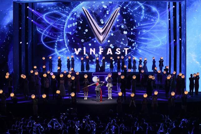 Màn ra mắt Cộng đồng VinFast toàn cầu đầy ấn tượng với sự tham gia của 100 diễn viên tượng trưng cho tất cả màu da, sắc tộc, quốc gia, ngành nghề