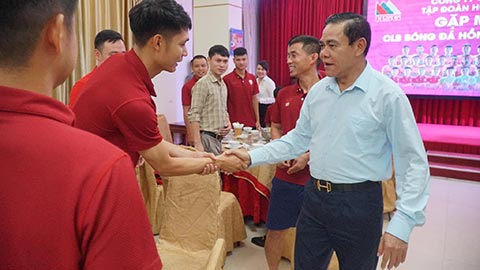 Chủ tịch UBND tỉnh Hà Tĩnh Võ Trọng Hải động viên tinh thần cầu thủ trước trận gặp SLNA