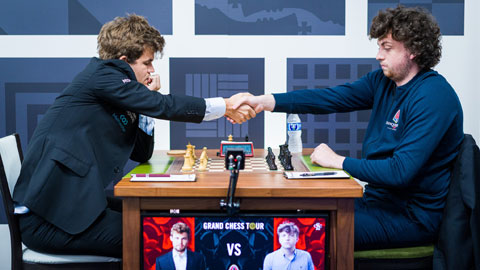 Hans Niemann (phải) trong trận thắng gây sốc trước kỳ thủ Magnus Carlsen