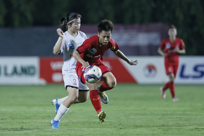 Cầu thủ Hà Nội I (áo đỏ) đi bóng trước sự đeo bám của đối thủ. Ảnh: Đức Cường