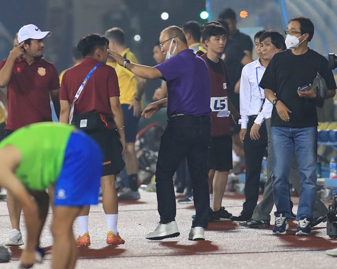 HLV Park Hang Seo bắt tay động viên Ban huấn luyện và cầu thủ Nam Định