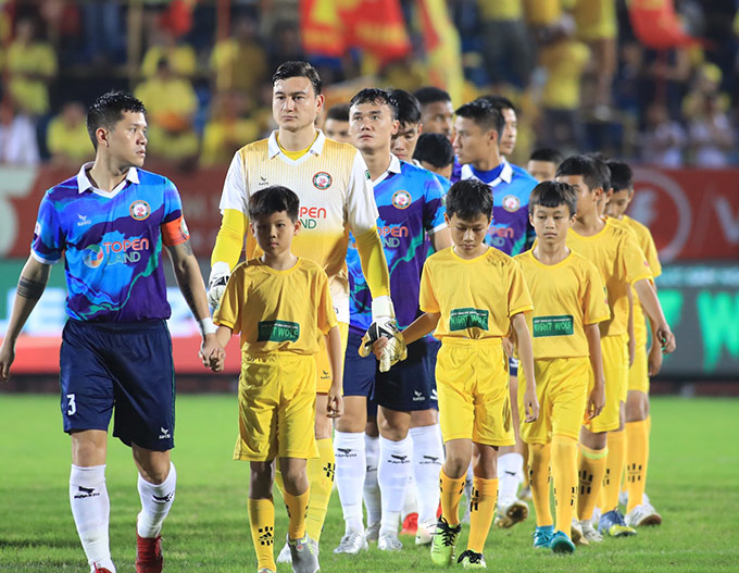 Thủ môn Đặng Văn Lâm cùng các cầu thủ Bình Định hành quân đến sân Thiên Trường của Nam Định 