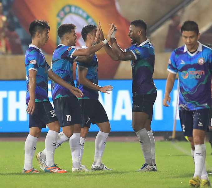 Thủ môn Đặng Văn Lâm giữ sạch lưới ở 3 trong 4 trận đấu tại V.League. Ngoài ra, Bình Định cũng có lần đầu tiên sau 22 năm thắng được Nam Định trên sân Thiên Trường