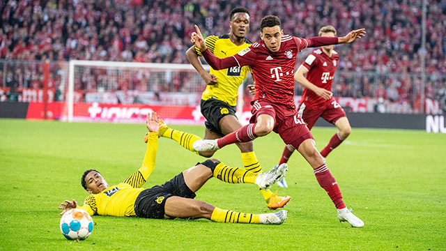Jamal Musiala (áo sẫm) kiến tạo cả hai bàn thắng và góp công giúp Bayern áp đảo Dortmund