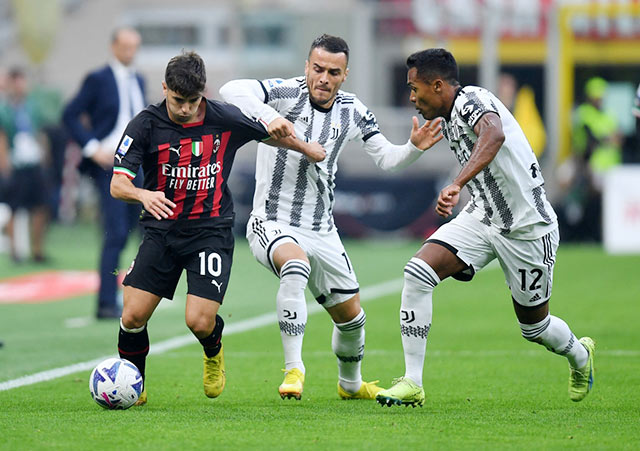 Juventus (áo sáng) hoàn toàn lép vế Milan trong trận thua rạng sáng qua