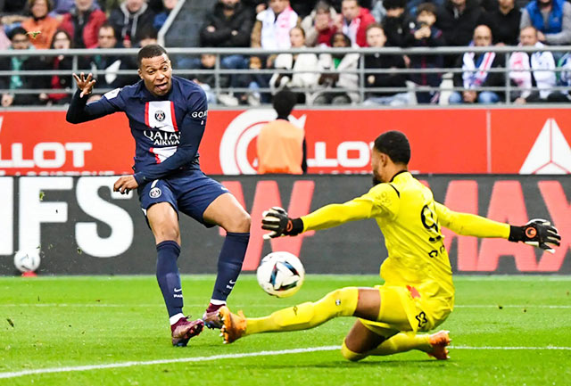 Mbappe bỏ lỡ cơ hội ghi bàn khi đối mặt với thủ môn của Reims