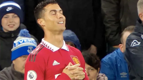 Điểm nhấn Everton 1-2 MU: Trọng tài khiến fan Quỷ đỏ tức điên, Ronaldo ăn mừng kiểu mới