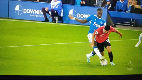 Casemiro mắc sai lầm ngay trong trận đá chính đầu tiên ở Ngoại hạng Anh