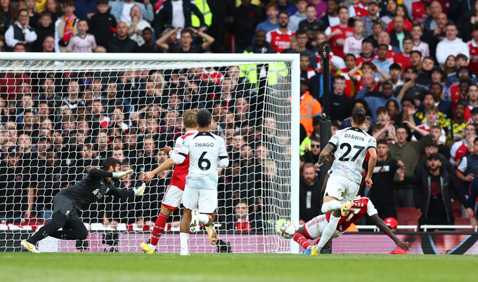 Saka đưa Arsenal dẫn 2-1 ở phút bù giờ cuối cùng của hiệp 1