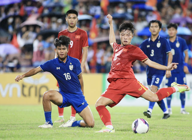 U17 Việt Nam (phải) vừa thắng tưng bừng kình địch U17 Thái Lan với tỷ số 3-0 - Ảnh: ĐỨC CƯỜNG