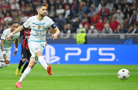 Jorginho thực hiện thành công cú đá 11m trước Milan