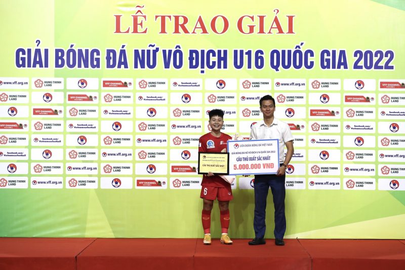Vũ  Thị Hoa (Hà Nam) nhận giải Cầu thủ xuất sắc nhất 
