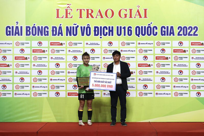 Huyền Trang (Hà Nam) nhận giải Thủ môn xuất sắc nhất 