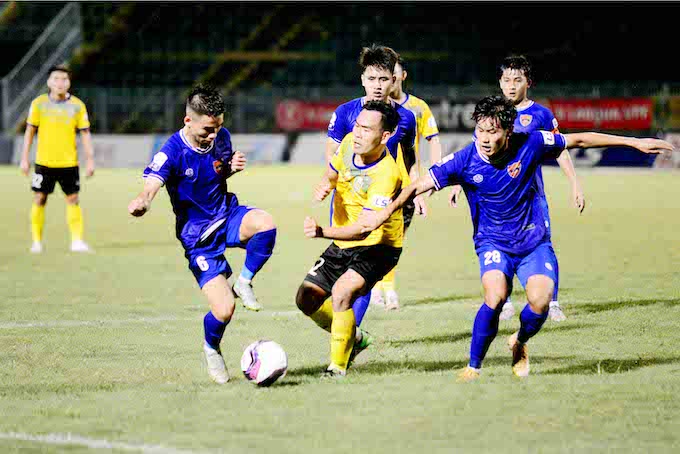 Các cầu thủ Cần Thơ (áo vàng) trong trận đấu với Đắk Lắk - Ảnh: Dương Thu