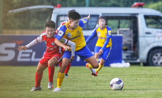 Các cầu thủ Hà Nội (áo đỏ) tranh bóng cùng Thái Nguyên T&T. Ảnh: Đức Cường