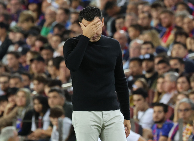 Xavi đau đầu khi Barca vẫn "khôn nhà dại chợ"