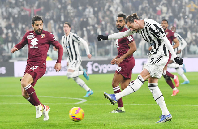 Lực lượng sứt mẻ sẽ khiến Juventus (áo sáng) mất điểm trên sân của Torino