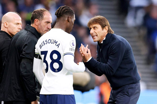 Việc tung Bissouma vào sân của HLV Conte (phải) giúp Tottenham thi đấu tốt hơn và vượt qua Everton