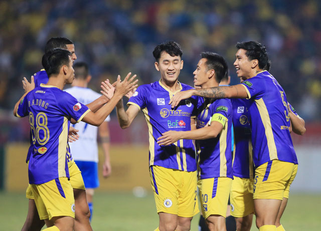 Cầu thủ Hà Nội ăn mừng chiến thắng dễ trước Nam Định - Ảnh: Đức Cường