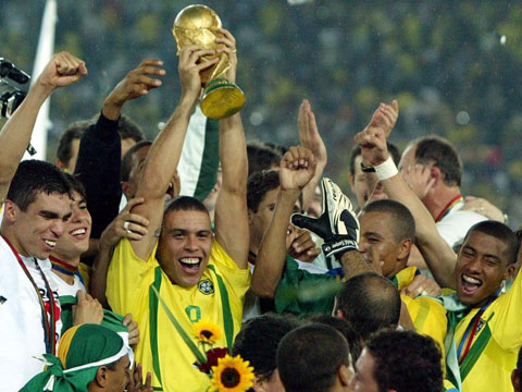 Chủ tịch đương nhiệm Ronaldo Nazario của CLB Valladolid (ảnh chủ)  rất tự hào với chức vô địch World Cup 2002 cùng ĐT Brazil
