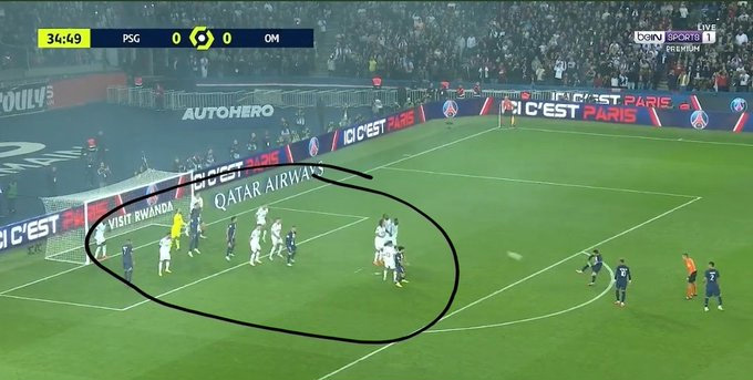 Toàn bộ cầu thủ Marseille kéo về làm mọi cách che chắn ngăn Messi ghi bàn từ đá phạt