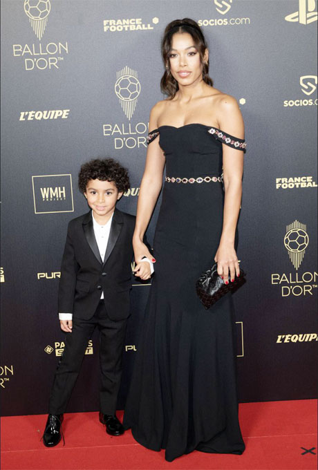 Vợ cũ Cora Gauthier cùng con trai có mặt trong ngày ông bố Benzema đoạt Bóng vàng