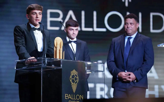 Gavi nhận giải Kopa Trophy trước sự chứng kiến của một huyền thoại Barca là Ronaldo "béo" và đồng đội Pedri (phía sau)