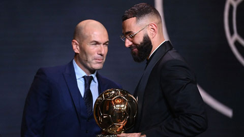“Ông anh” lừng danh Zinedine Zidane được BTC mời trao Quả bóng Vàng cho “em trai” Karim Benzema ở  buổi lễ vừa qua