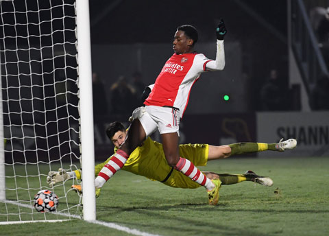 Edwards có cơ hội ra mắt đội 1 Arsenal trong trận gặp PSV vào đêm nay