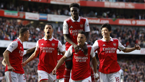 Bukayo Saka (trên) tỏa sáng với 4 bàn thắng ở 3 trận gần nhất của Arsenal