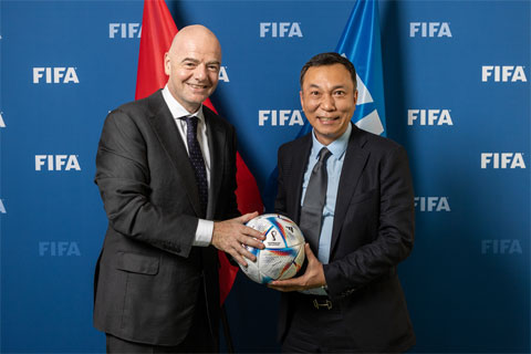 Quyền Chủ tịch VFF Trần Quốc Tuấn (phải) trong một buổi làm việc với Chủ tịch FIFA Gianni Infantino