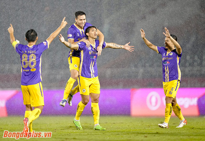 Hà Nội FC được lịch sử ủng hộ trước trận đấu với Hải Phòng - Ảnh: Quốc An 