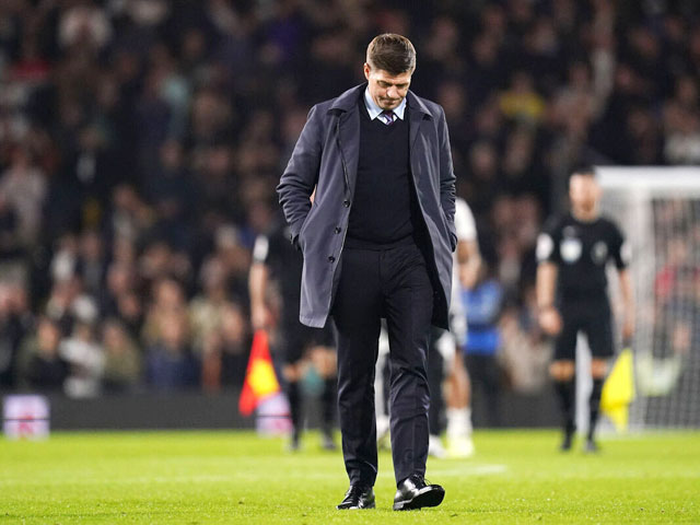 HLV Steven Gerrard lầm lũi rời sân sau trận Villa thua muối mặt trên sân của Fulham và chỉ ít phút sau ông mất việc