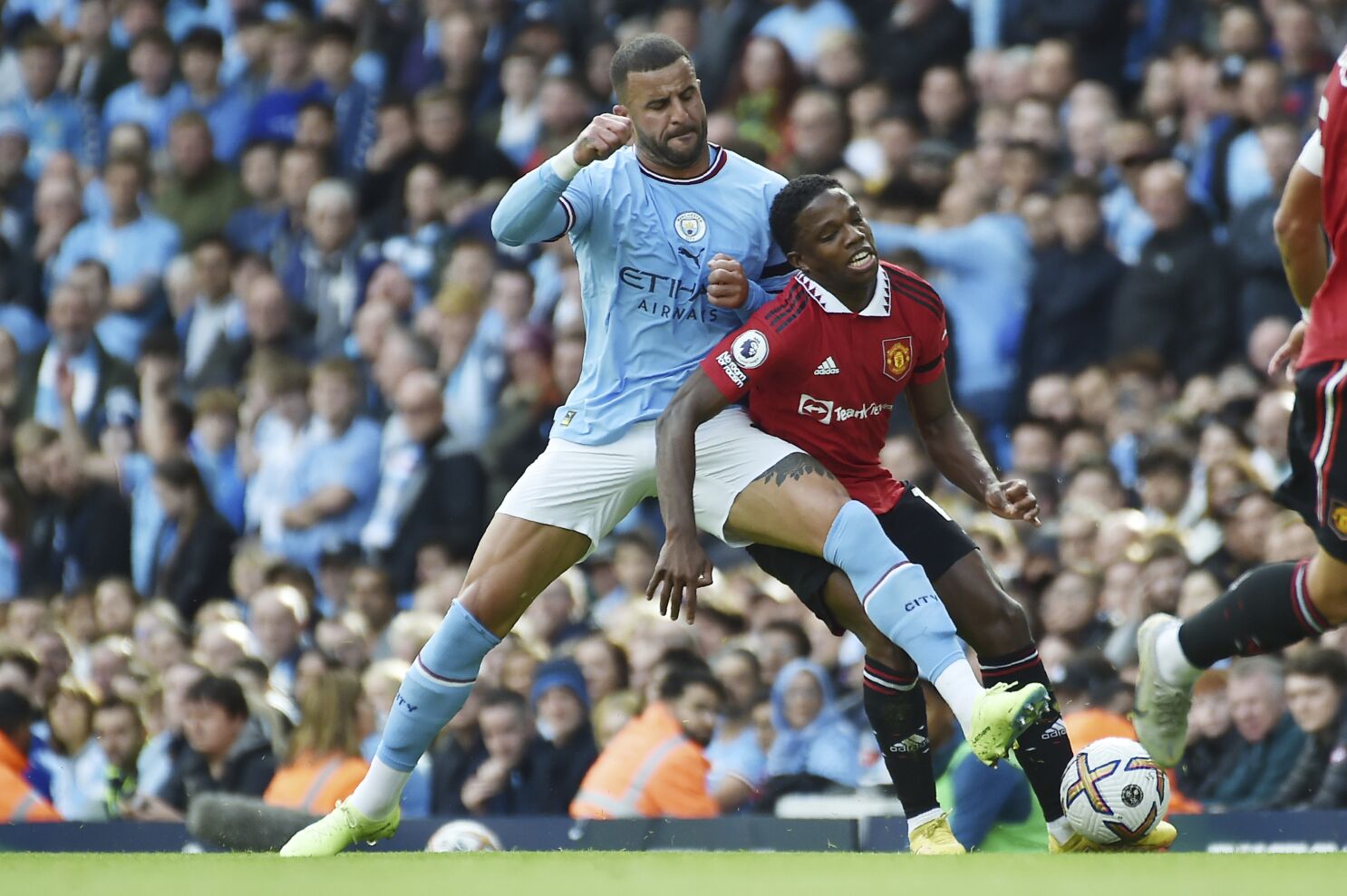 2. Kyle Walker (Manchester City) - 37,802 km/h: Walker chính là hậu vệ cánh nhanh nhất lịch sử Ngoại hạng Anh khi đạt tới vận tốc 37,802km/h. Kể từ khi gia nhập vào năm 2017, Walker đã ra sân trong 145 trận đấu cho đội bóng của Pep Guardiola, ghi 3 bàn và có 14 pha kiến ​​tạo. Những màn trình diễn ấn tượng của Walker, góp phần giúp Man City giành 4 chức vô địch Premier League trong 5 năm qua