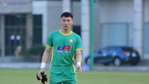 Thủ môn U23 Việt Nam bị đánh ở sân Thiên Trường