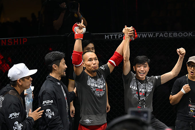 Johny Trí Nguyễn ăn mừng cùng học trò sau khi hạ knock-out đối thủ chỉ 30 giây 