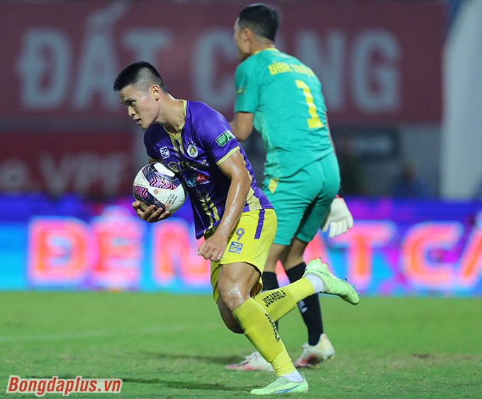 Tuấn Hải rút ngắn cách biệt cho Hà Nội FC - Ảnh: Minh Tuấn 