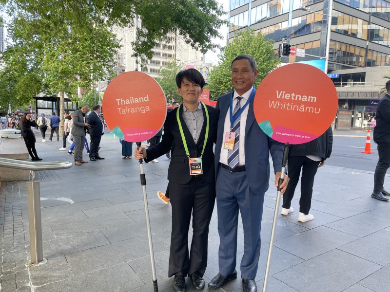 HLV Mai Đức Chung và HLV trưởng ĐT nữ Thái Lan Miyo Okamoto đang có chuyến khảo sát địa điểm thi đấu ở New Zealand - Ảnh: VFF 