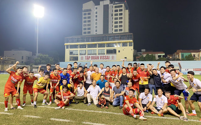 Cầu thủ và BHL đội bóng CAND ăn mừng chiến tích giành vé thăng hạng V.League - Ảnh: MINH TUẤN