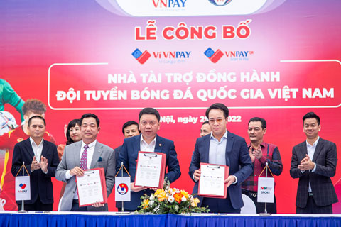 Ông Lê Tánh – Phó Chủ tịch HĐQT kiêm Tổng Giám đốc VNPAY (ngoài cùng bên trái) ký kết hợp tác với ông Lê Hoài Anh - Tổng thư ký VFF (giữa), ông Lê Đắc Lâm - Chủ tịch VTVcab Sport.