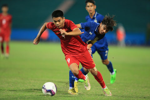 Lê Phát (trước) tỏa sáng với cú đúp bàn thắng ngay trong trận đầu khoác áo U17 Việt Nam  	Ảnh: ĐỨC CƯỜNG
