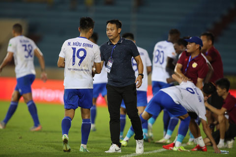 Thầy trò HLV Vũ Hồng Việt cần cố gắng giành điểm mỗi khi được thi đấu trên sân nhà 	 Ảnh: MINH TUẤN